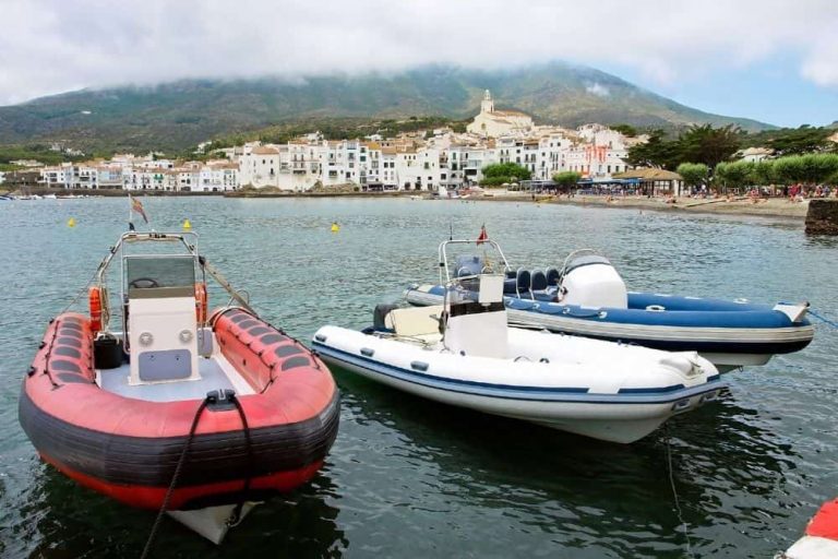 red-white-blue-rigid-inflatable-boats-at-the-dock-768x512.jpg